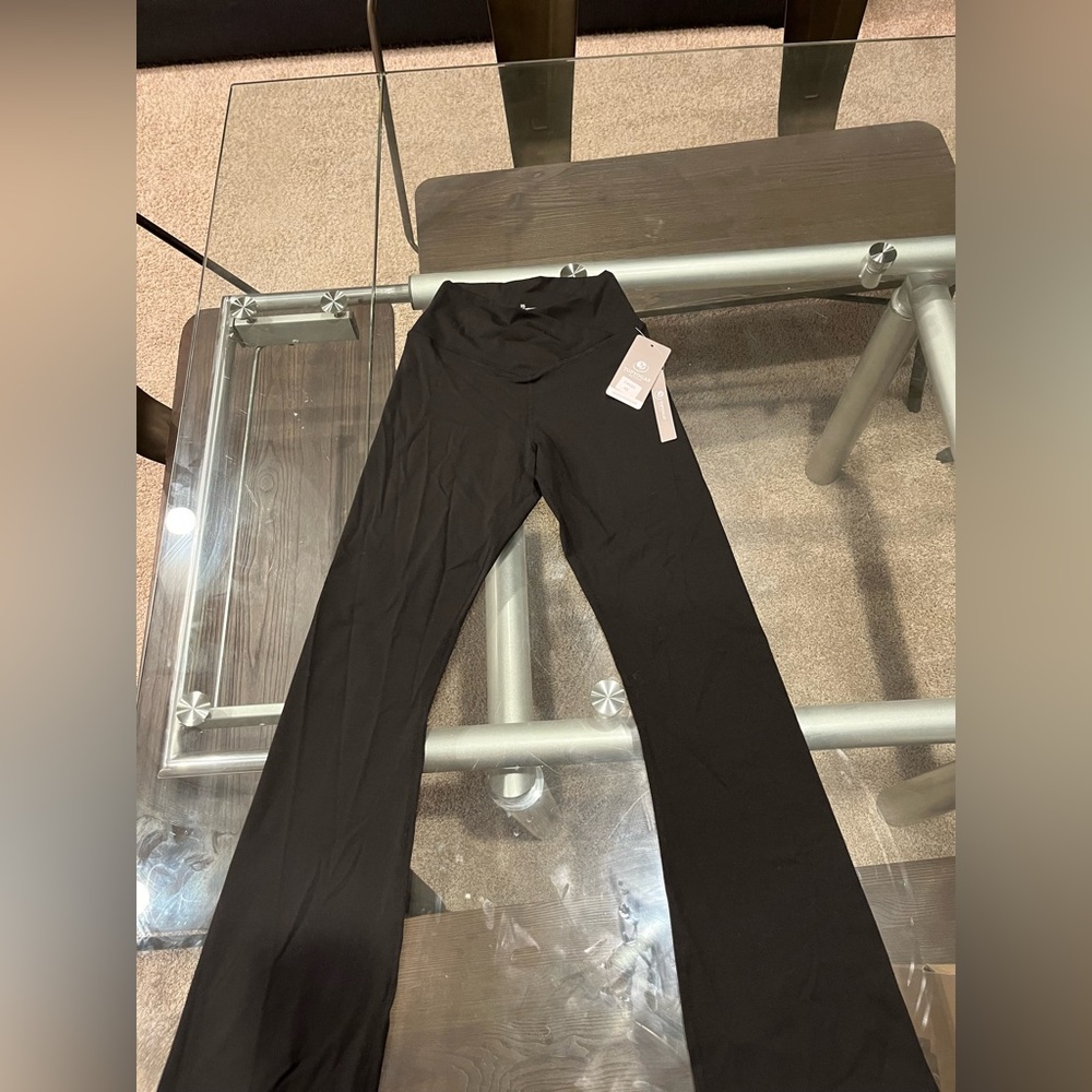 Brand: TOPYOGAS
Size: XS
Color: Black
Flared Leggings, very comfortable!